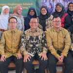 RAPAT KERJA GURU SMA USWATUN HASANAH TAHUN PELAJARAN 2025/2026         “Membangun Lingkungan Sekolah yang Positif dan Mendukung”